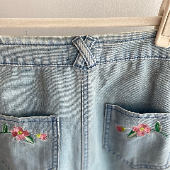Topshop Jean skirt with front floral embroidered pockets with snaps. Size 6 - Picture 7 of 16